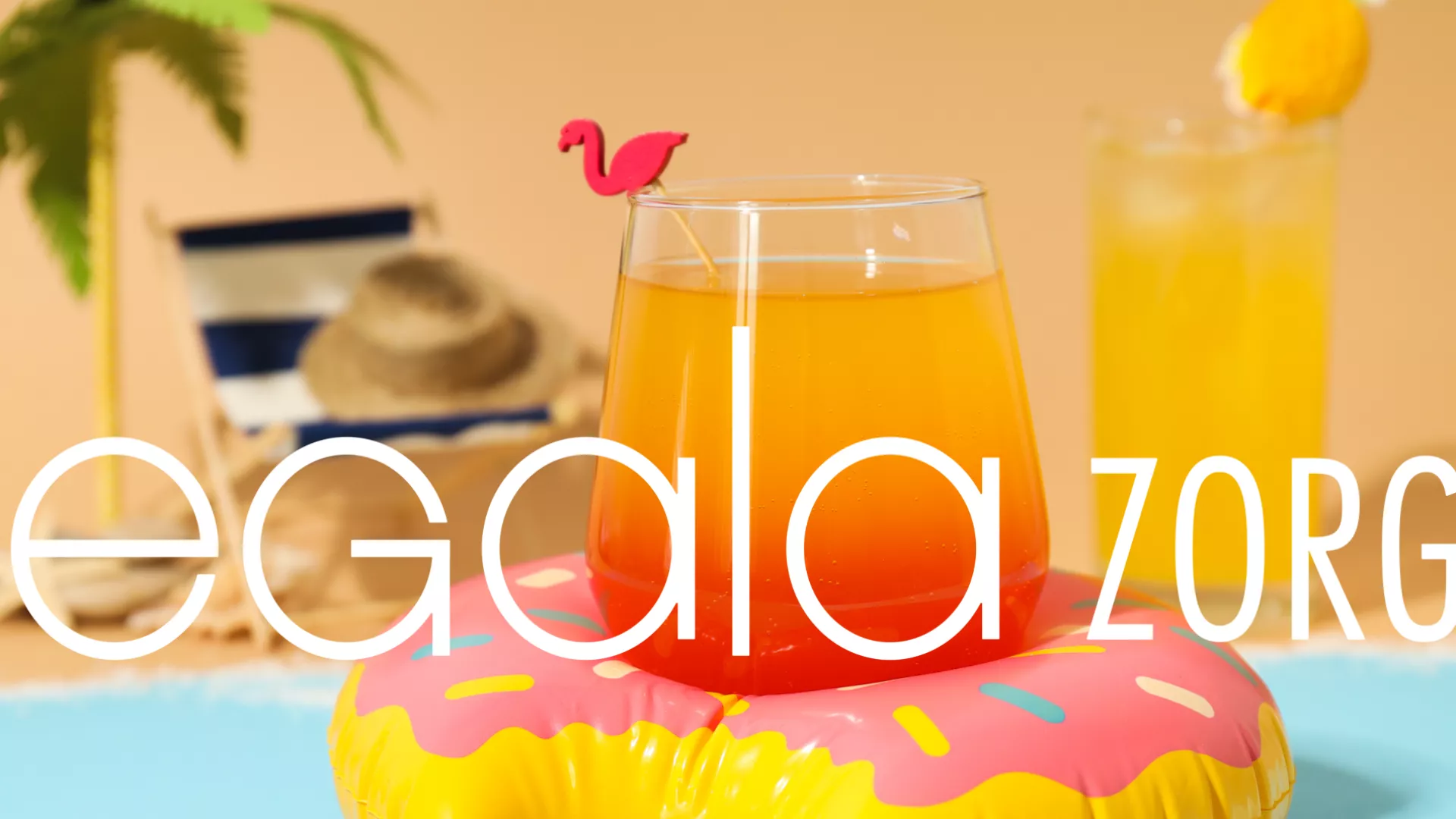 Een zomerse cocktail in een opblaas flamingo onder een palmboom.