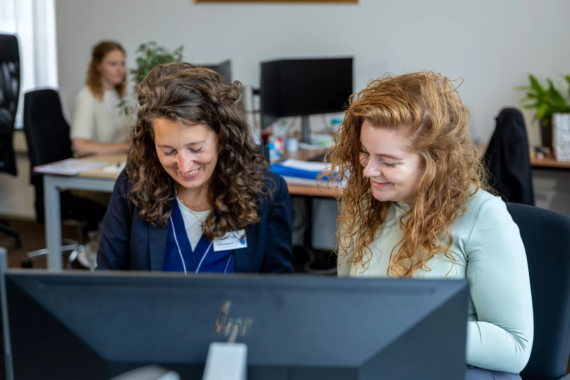 Collega's achter computer