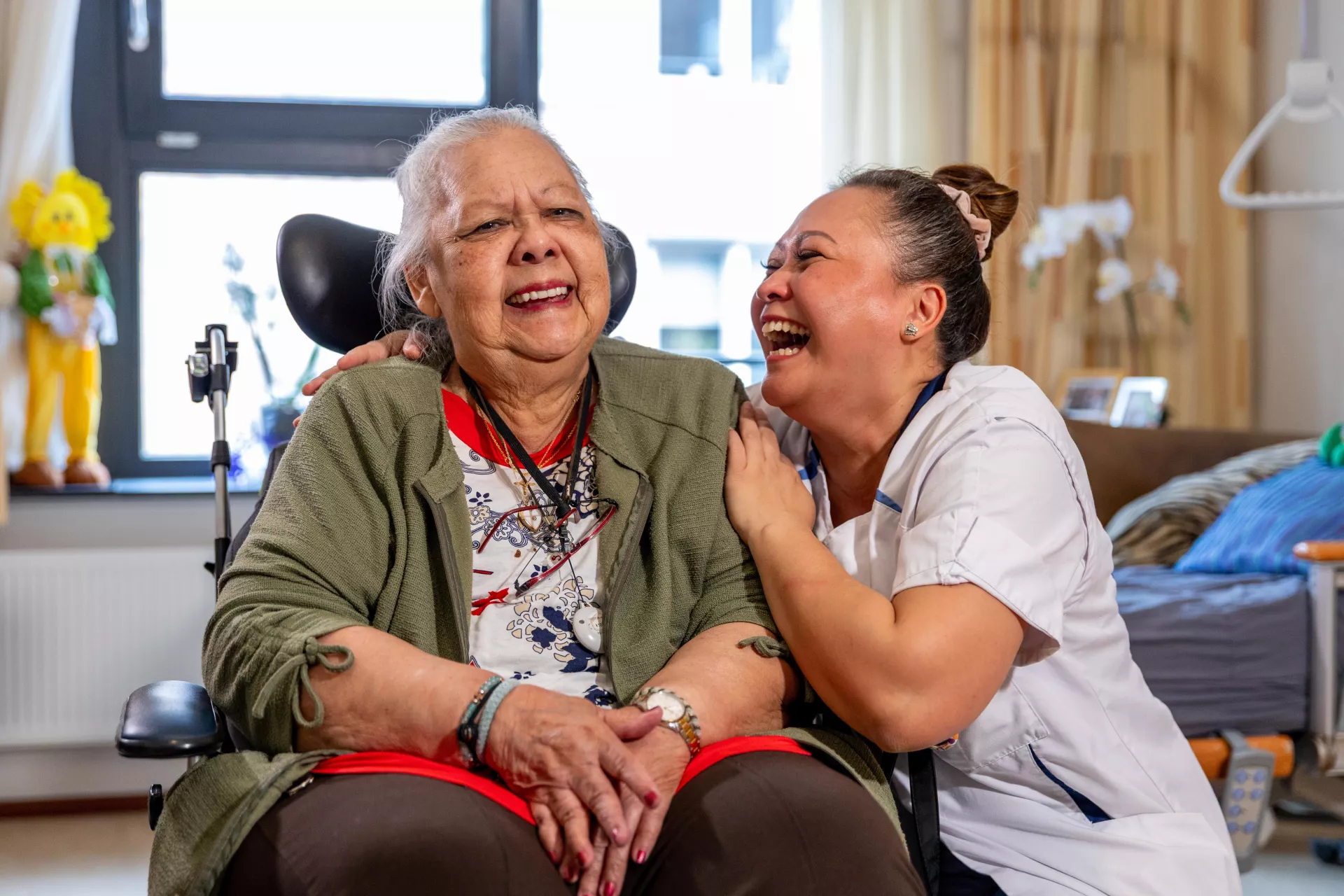 Collega en bewoonster hebben werkplezier
