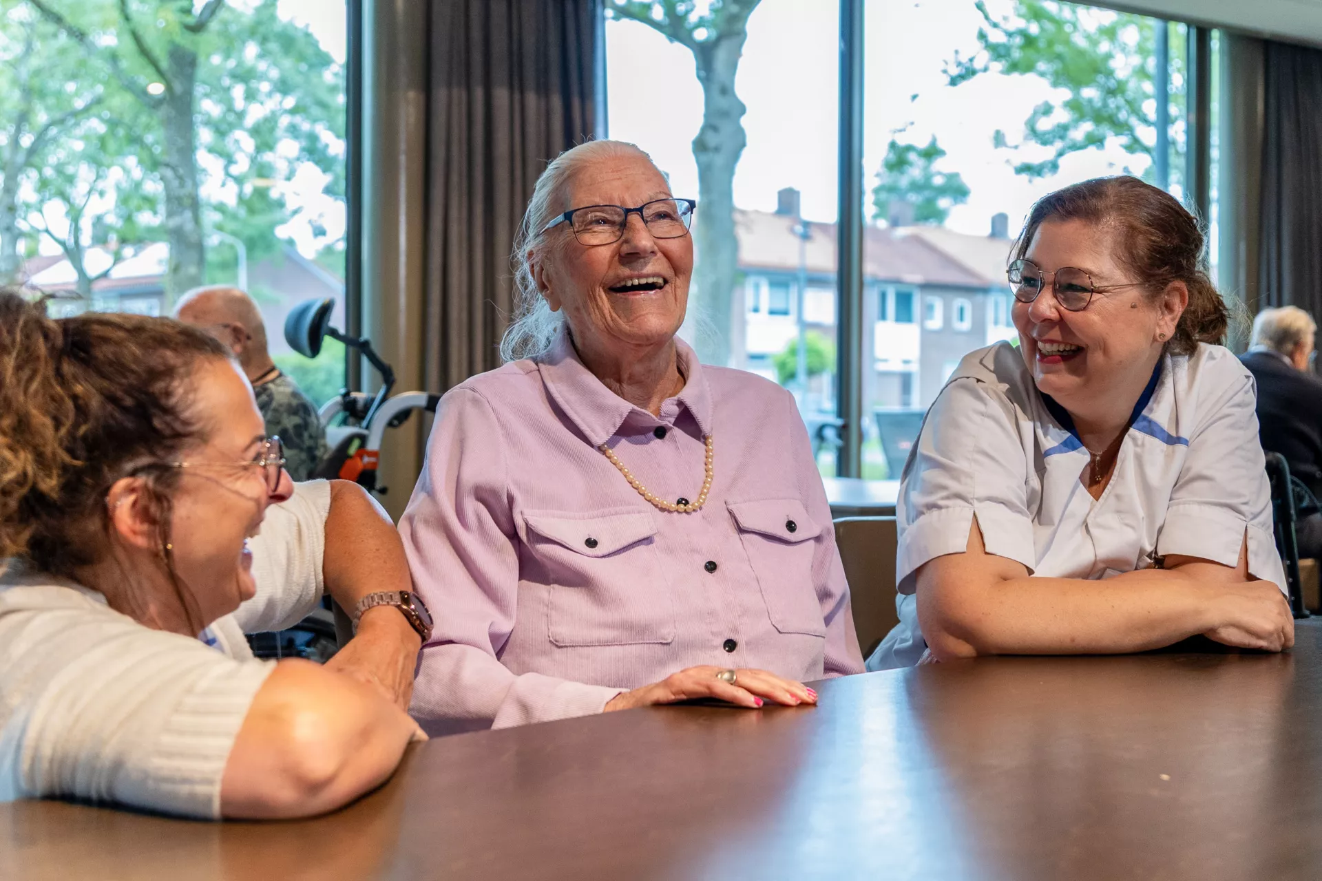 collega's aan tafel met bewoonster