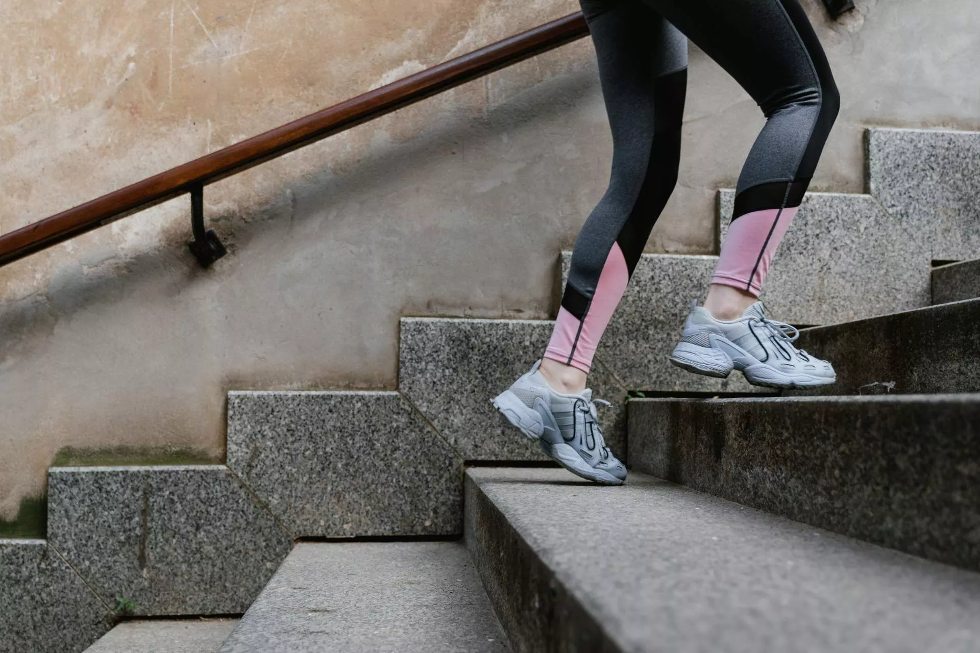 Vrouw rent op sportschoenen