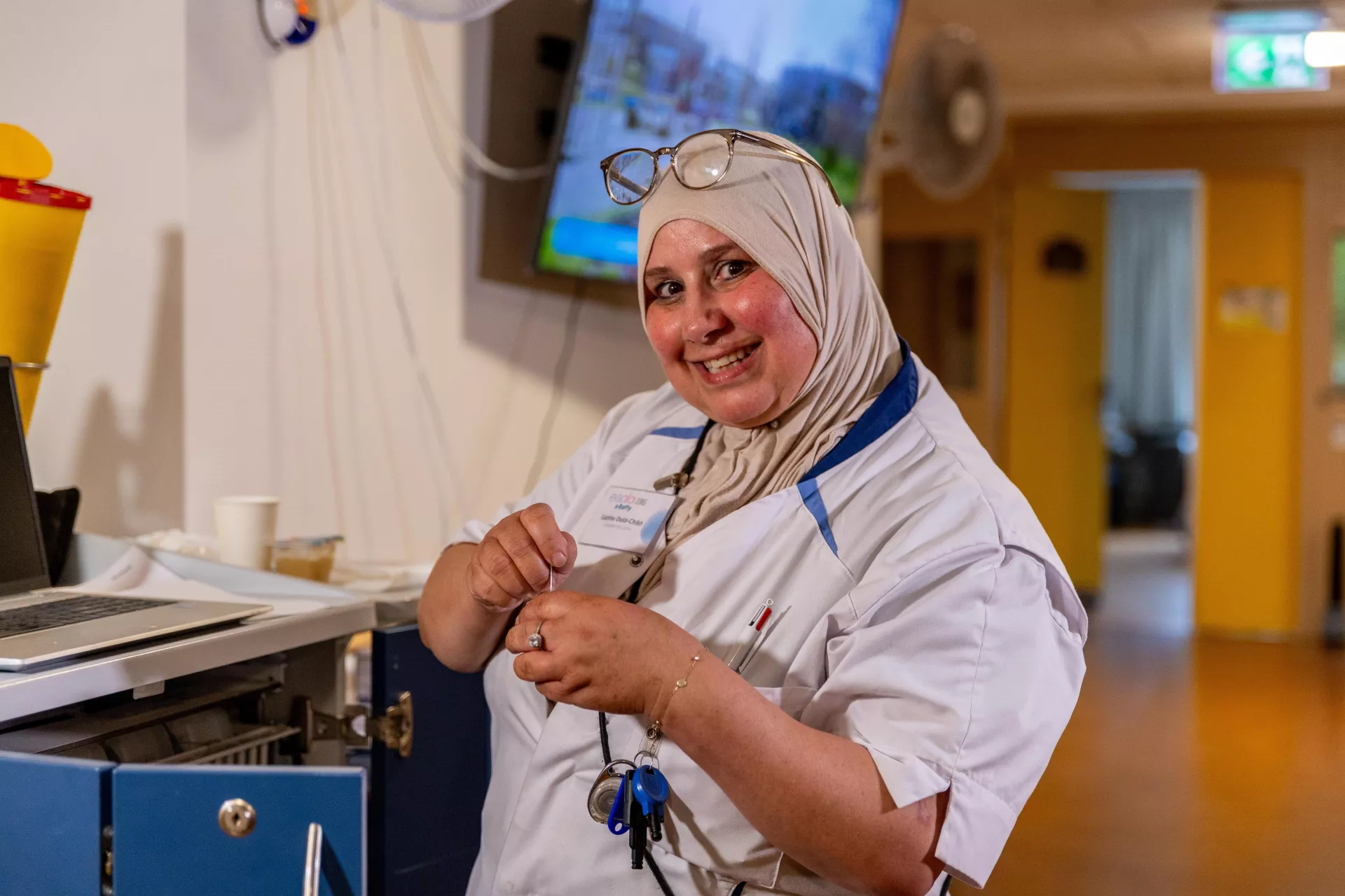 Collega doet medicijnronde