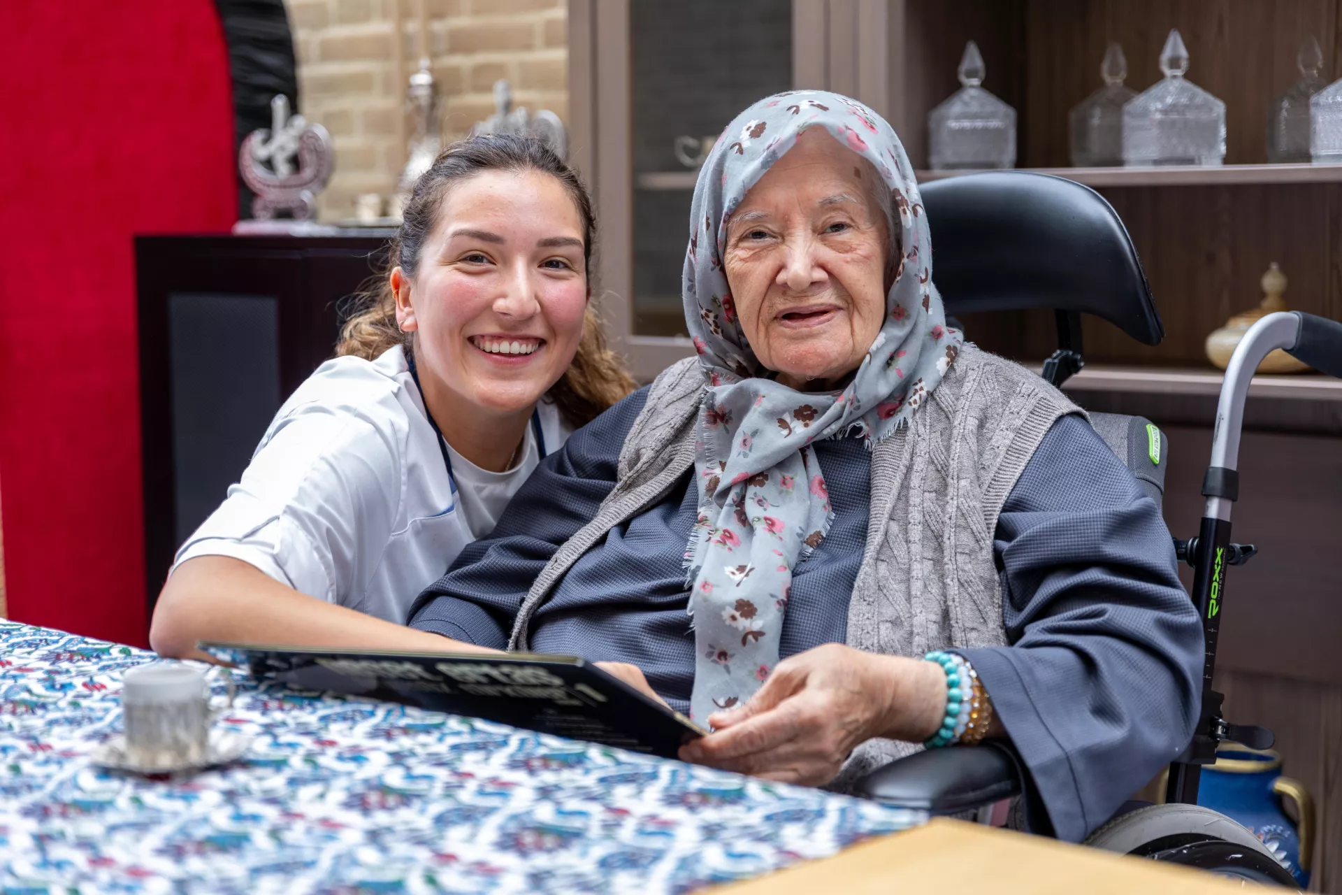 Collega samen met bewoonster aan tafel