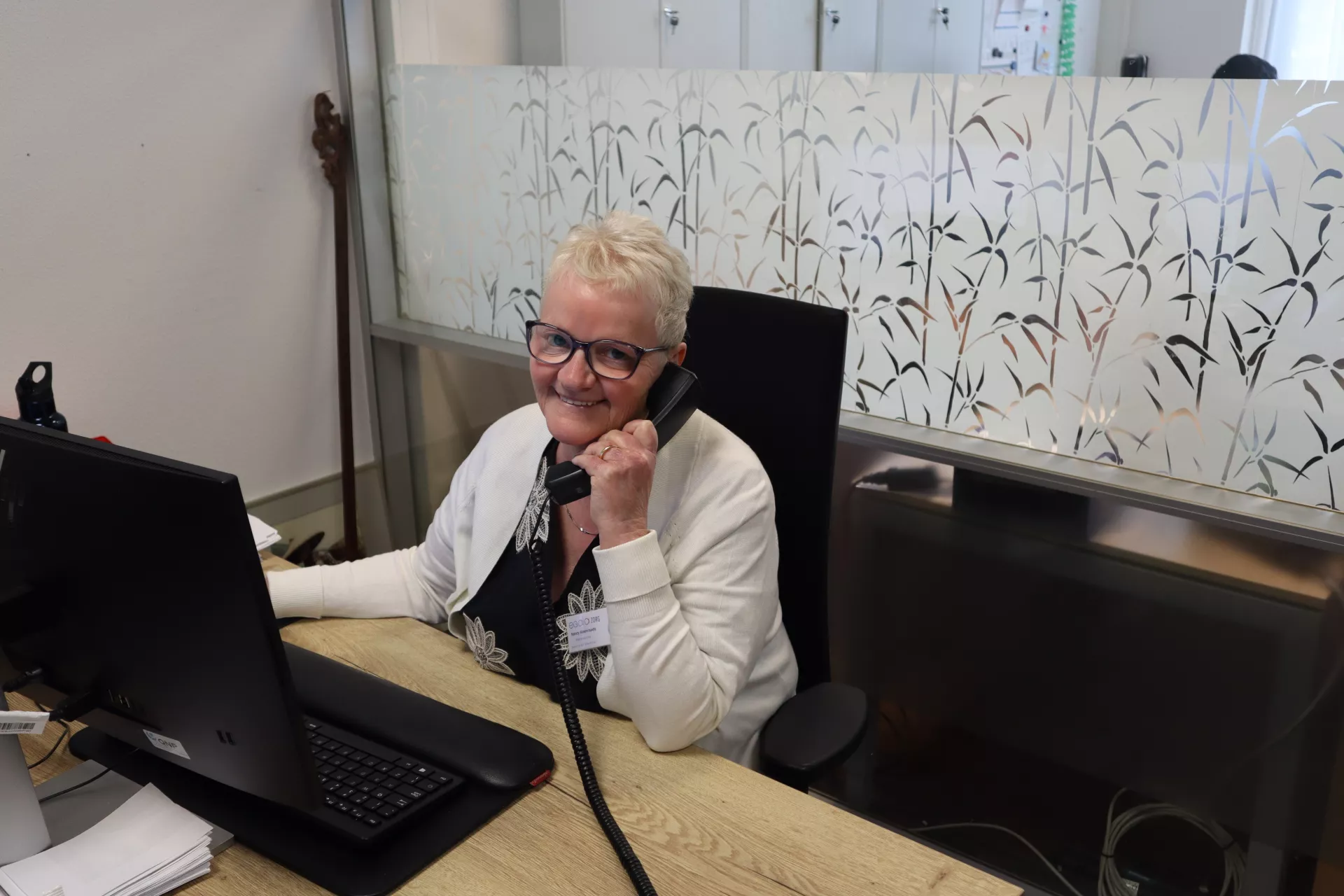 Nancy aan de telefoon bij de servicedesk