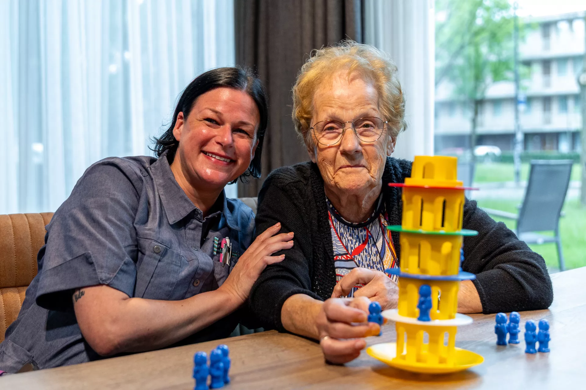 Amy speelt spelletje met bewoner
